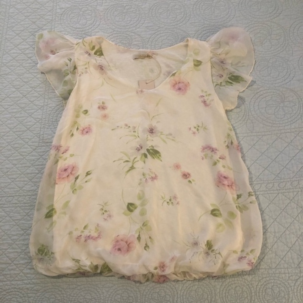 Giusy silk floral print top. Size medium.  NWT